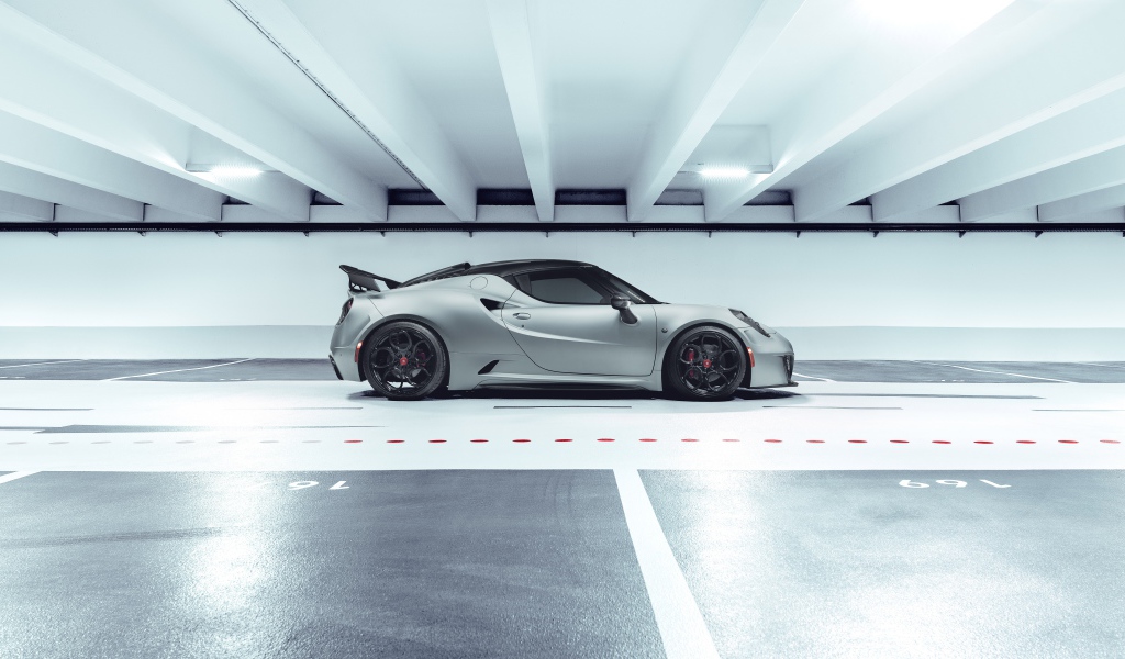 Серый автомобиль Pogea Racing Nemesis 2020 года на парковке 