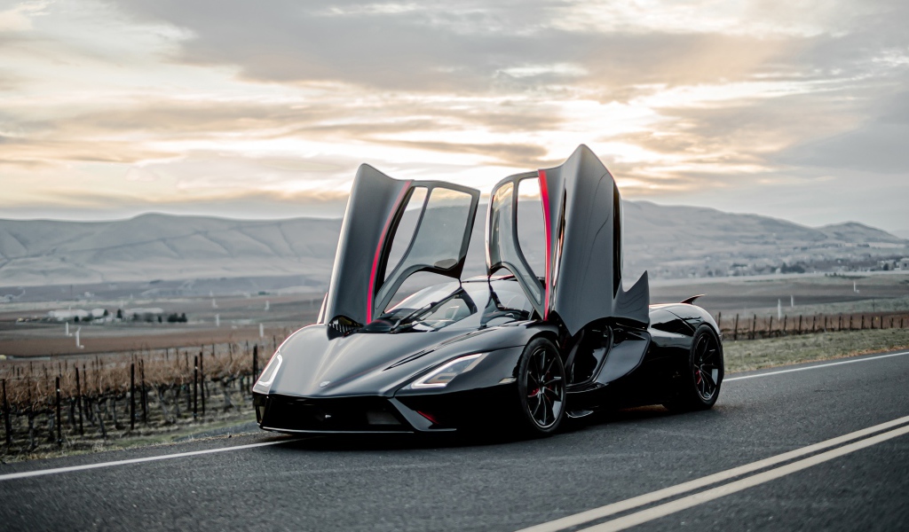 Спортивный автомобиль SSC Tuatara, 2020 года с открытыми дверями