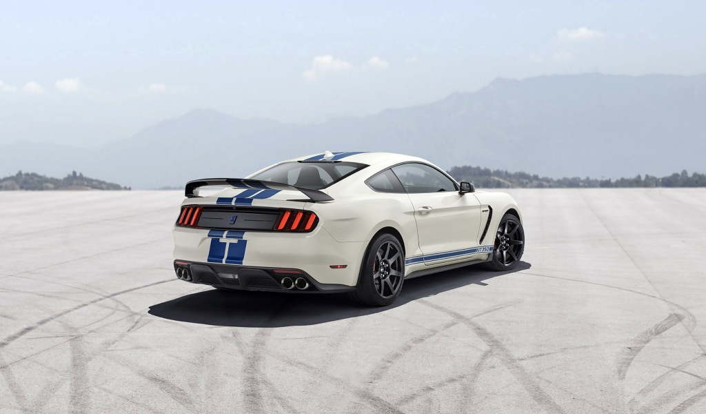 Автомобиль  Shelby GT350, 2020 года на асфальте