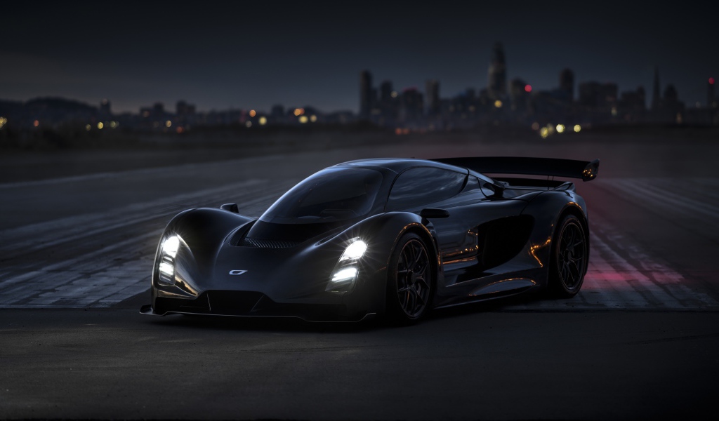 Черный гоночный автомобиль Czinger 21C Lightweight Track 2020 года на трассе