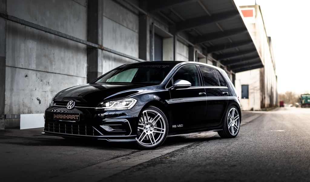 Черный автомобиль Manhart RS 450, 2020 года у здания 