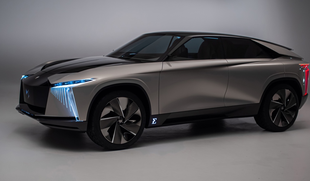 Серебристый автомобиль DS Aero Sport Lounge 2020 года на сером фоне