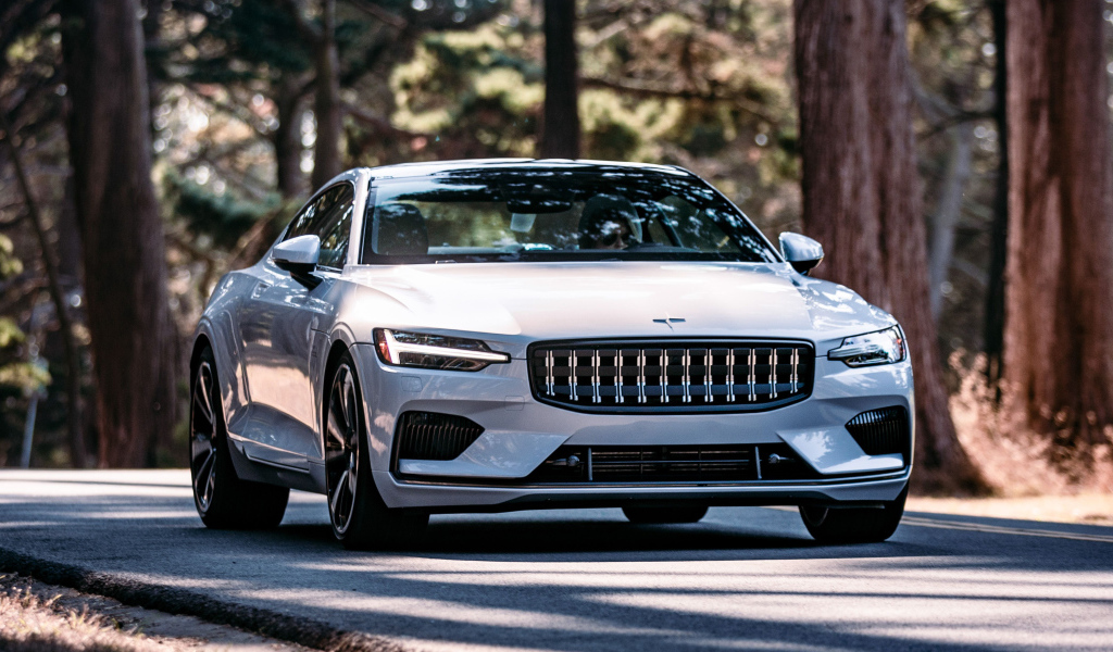 Белый автомобиль Polestar 1 2021 года едет по дороге