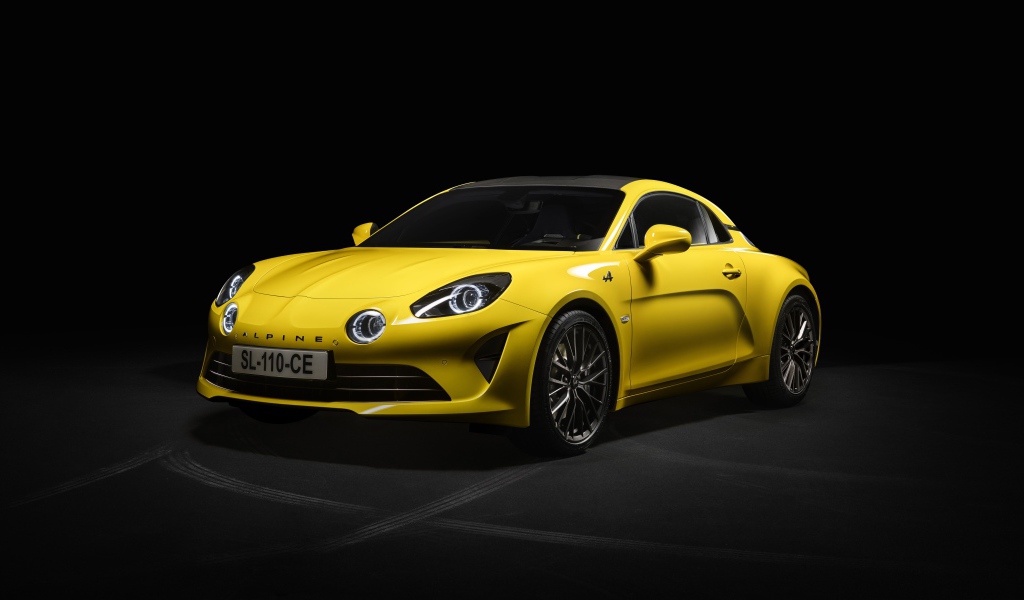 Желтый автомобиль Alpine A110 Color Edition 2020 года на черном фоне