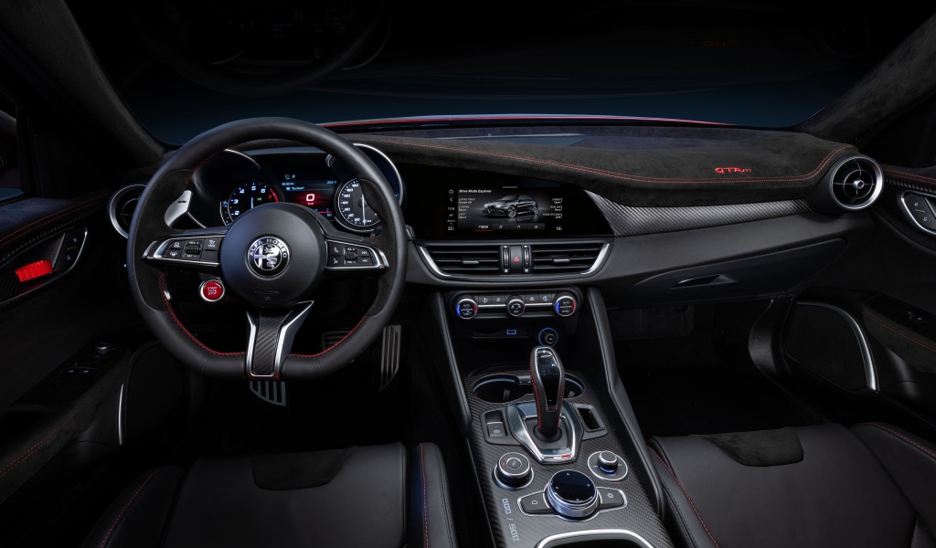 Салон автомобиля Alfa Romeo Giulia GTAm 2020 года 