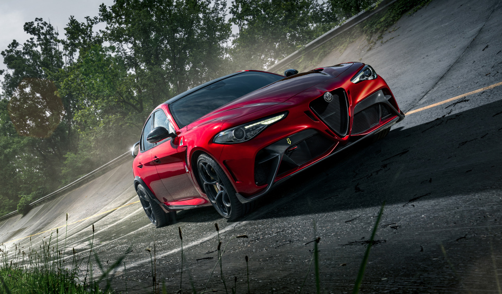 Автомобиль Alfa Romeo Giulia GTAm, 2021 года красного цвета