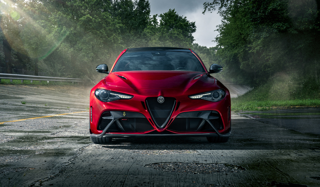Красный автомобиль Alfa Romeo Giulia GTAm, 2021 года вид спереди