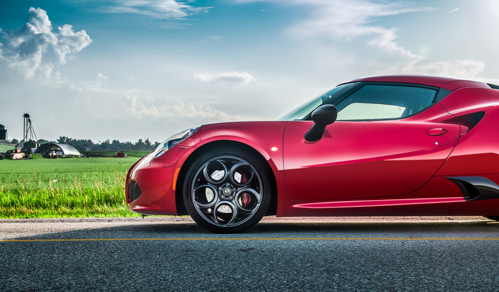 Красный автомобиль Alfa Romeo 4C на трассе 