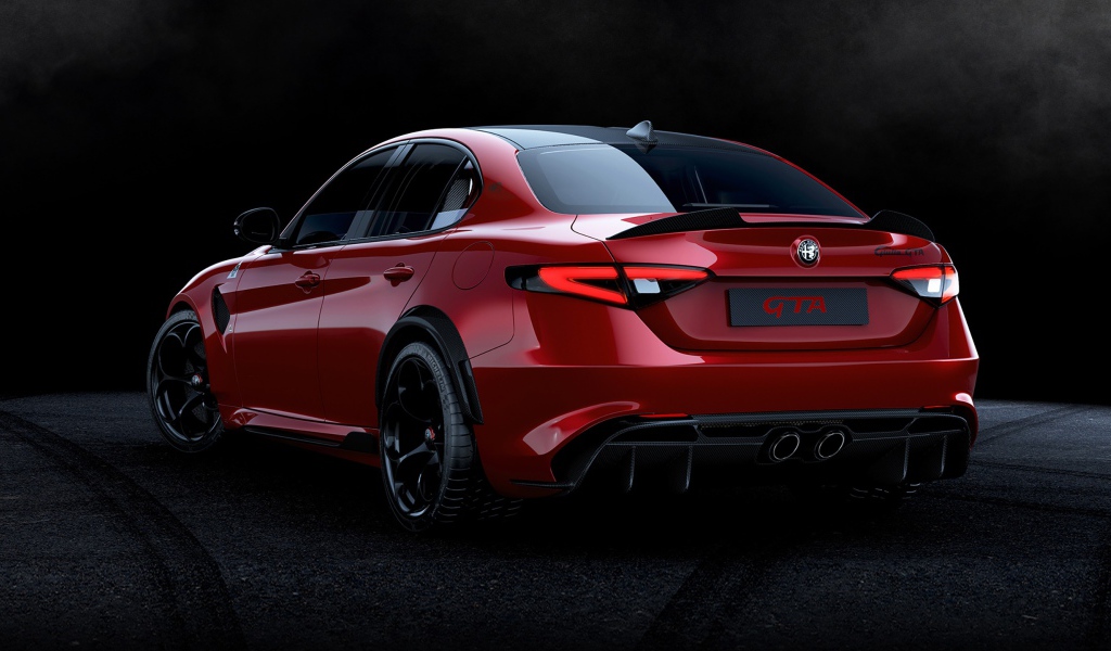 Красный автомобиль Alfa Romeo Giulia GTA 2020 года вид сзади