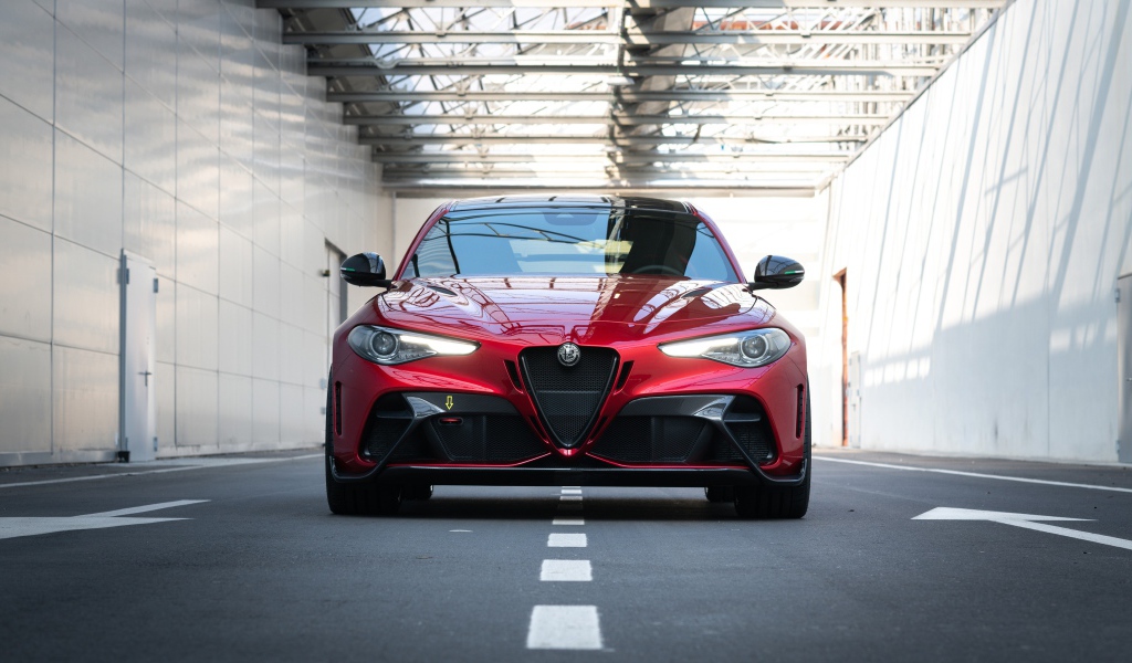 Красный автомобиль Alfa Romeo Giulia GTAm 2020 года вид спереди