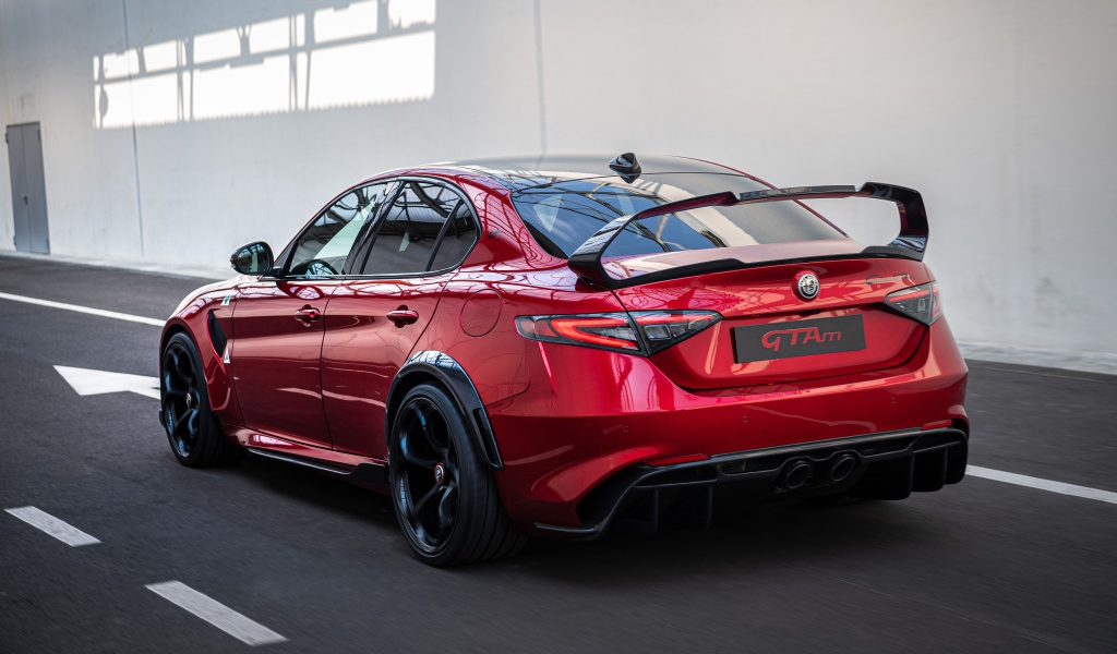 Красный автомобиль Alfa Romeo Giulia GTAm 2020 года готовится в гонкам
