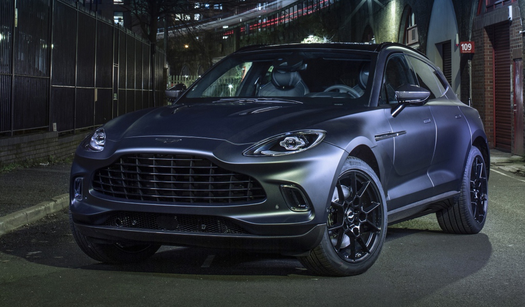 Автомобиль Aston Martin DBX Q Concept 2020 года на улице в городе