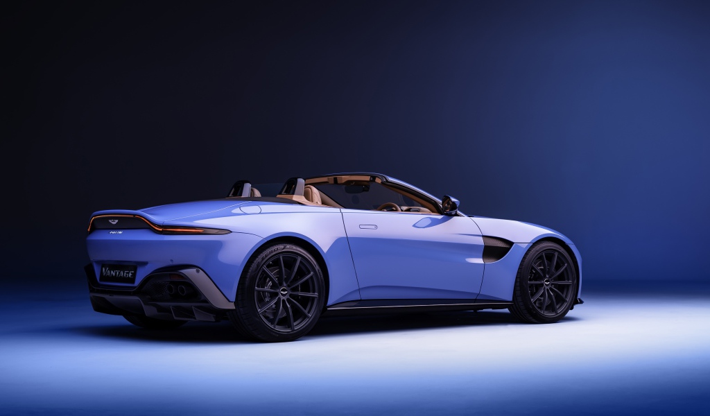 Автомобиль Aston Martin Vantage Roadster 2020 года вид сзади