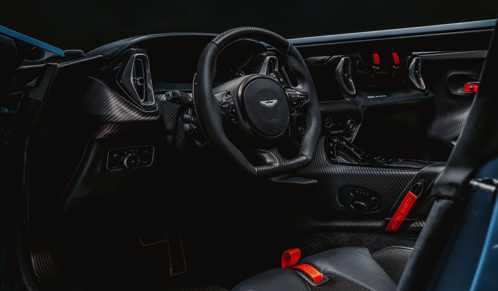 Черный кожаный салон Aston Martin V12 Speedster 2020 года