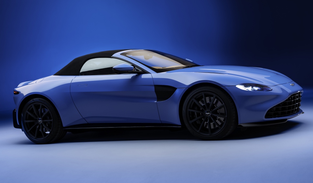 Синий автомобиль Aston Martin Vantage Roadster 2020 года 