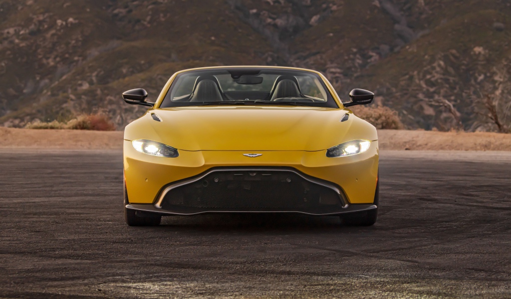 Автомобиль  Aston Martin Vantage Roadster, 2021 года с включенными фарами
