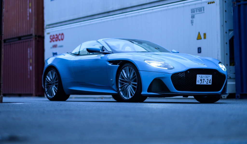 Автомобиль Aston Martin DBS Superleggera Volante в порту 