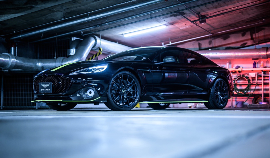 Черный автомобиль Aston Martin Rapide AMR в гараже