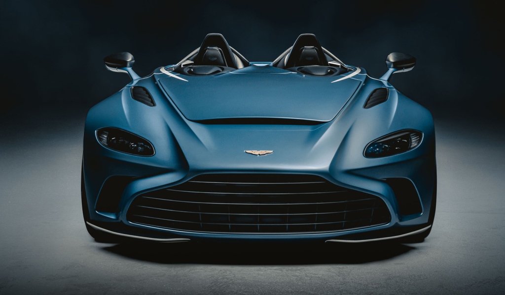 Автомобиль Aston Martin V12 Speedster 2020 года на сером фоне