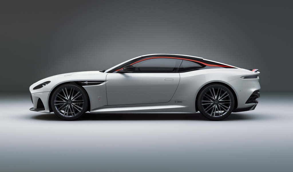 Серебристый автомобиль Aston Martin DBS Superleggera 2019 года вид сбоку