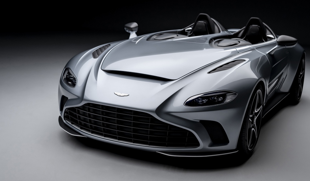 Серебристый кабриолет Aston Martin V12 Speedster 2020 года крупным планом