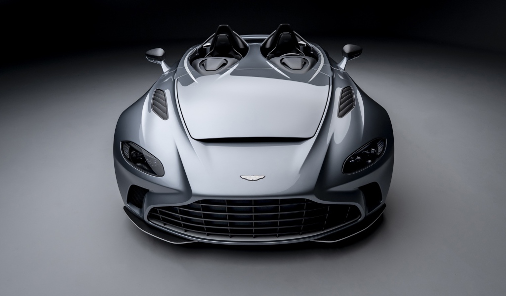 Серебристый автомобиль Aston Martin V12 Speedster 2020 года на сером фоне