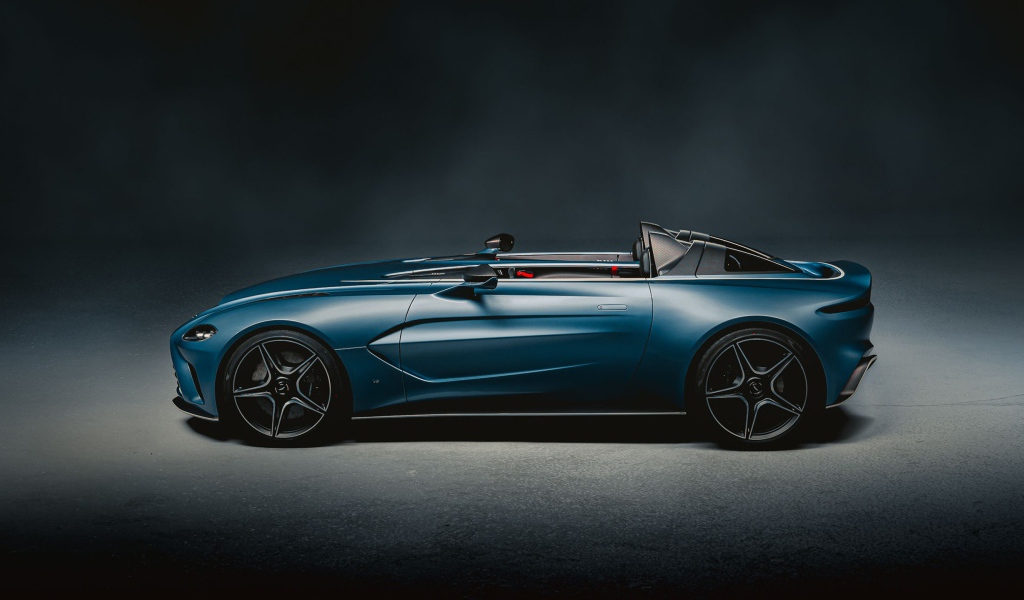 Автомобиль Aston Martin V12 Speedster 2020 года вид сбоку на сером фоне