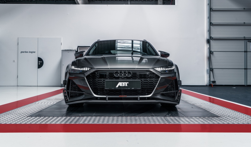 Автомобиль ABT RS6-R 2020 года в гараже вид спереди