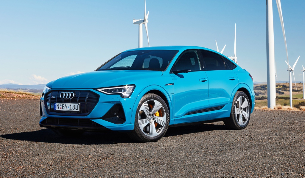 Голубой автомобиль Audi E-Tron 55 Quattro Sportback S Line 2020 года 