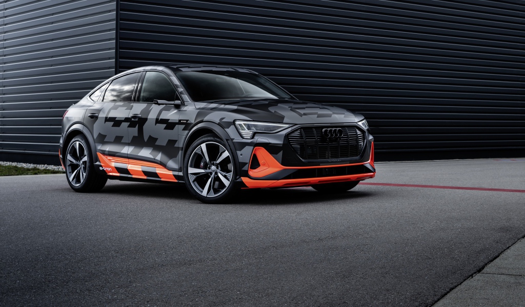 Автомобиль Audi E-Tron S Sportback Prototype 2020 года на фоне черной стены 