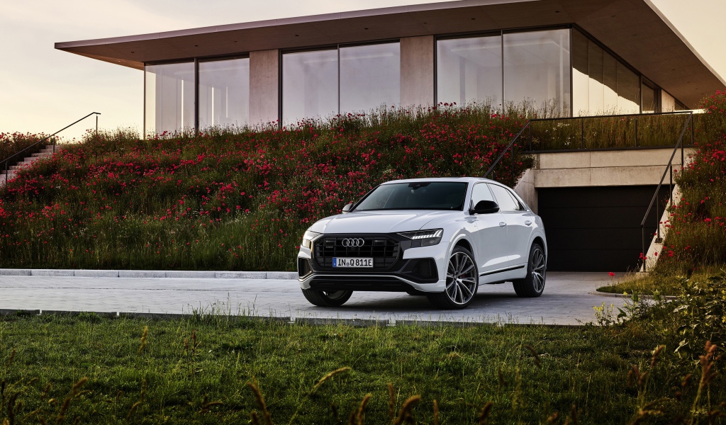 Автомобиль Audi Q8 60 TFSI E Quattro S Line 2020 года у дома
