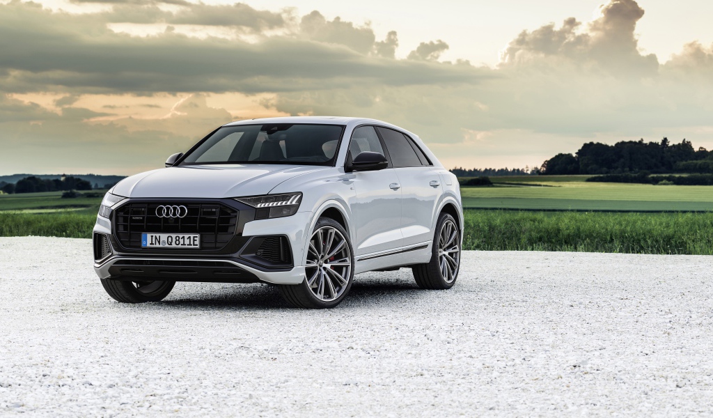 Автомобиль Audi Q8 60 TFSI E Quattro S Line 2020 года на фоне неба