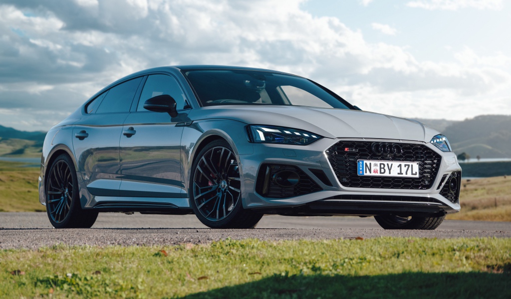 Серебристый автомобиль Audi RS 5 Sportback 2020 года 