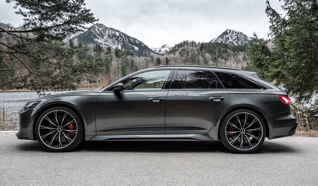 Автомобиль Audi RS 6 Avant 2020 года на фоне гор