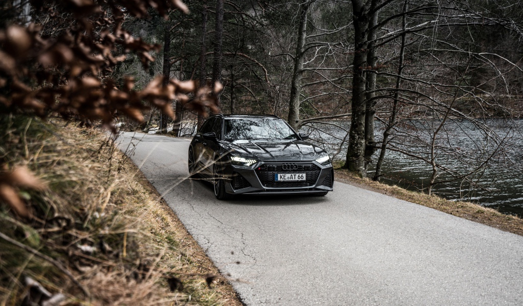 Автомобиль Audi RS 6 Avant 2020 года едет по дороге 