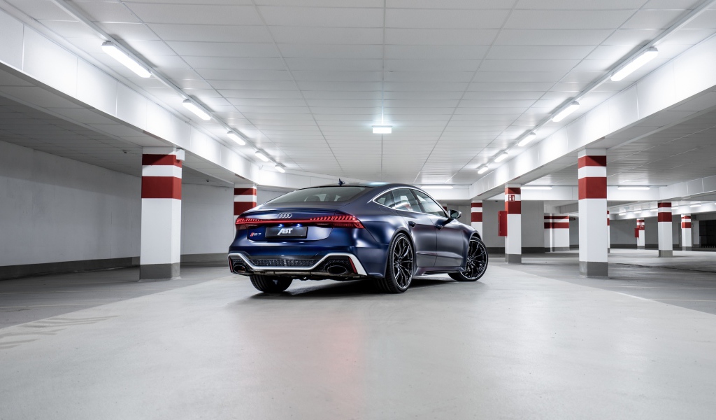 Автомобиль Audi RS 7 Sportback 2020 года на подземной парковке вид сзади
