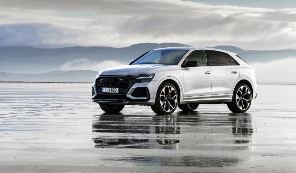 Внедорожник Audi RS Q8 2020 года на мокром асфальте 