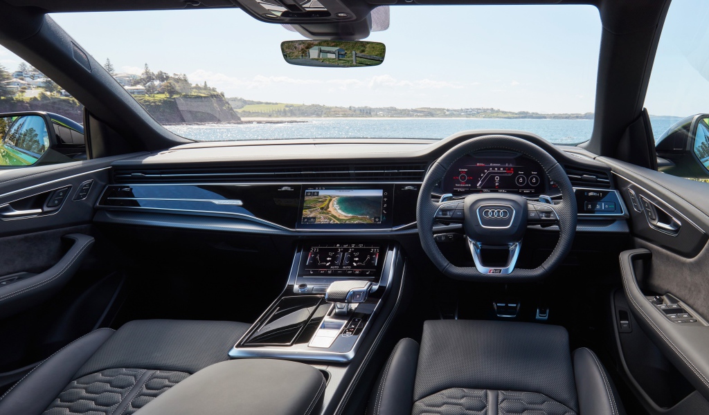 Черный кожаный салон автомобиля Audi RS Q8 2020 года 