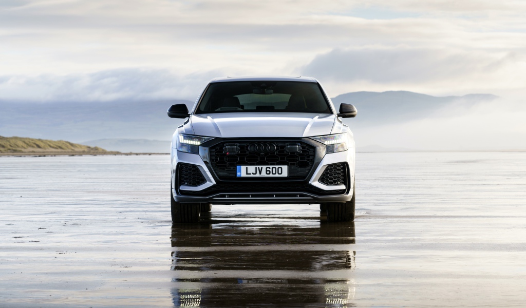 Автомобиль Audi RS Q8 2020 года вид спереди