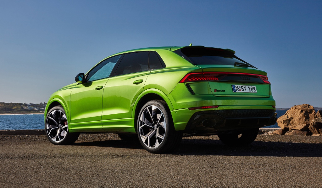 Автомобиль Audi RS Q8 2020 года вид сзади у воды