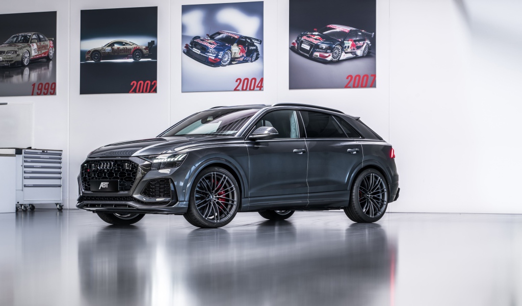 Серый автомобиль Audi RS Q8 2020 года на выставке 