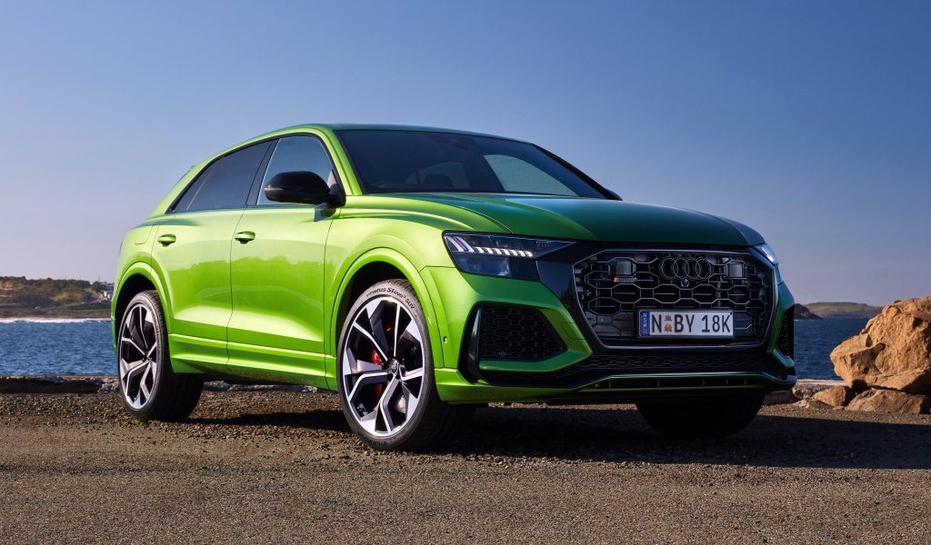 Зеленый автомобиль Audi RS Q8 2020 года вид спереди