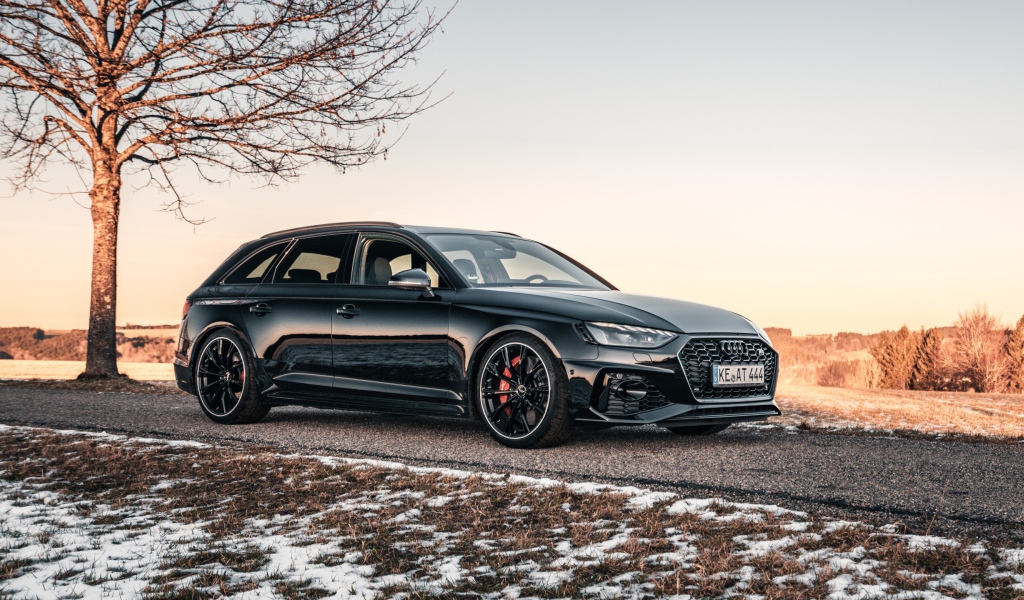 Черный автомобиль  Audi RS 4 Avant 2020 года на дороге у дерева