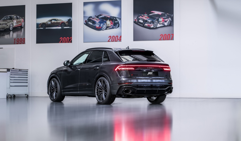 Черный Audi RS Q8 2020 года вид сзади