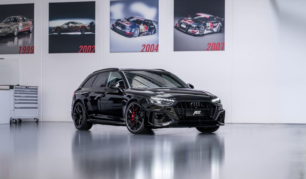 Черный автомобиль Audi RS 4 Avant 2020 года 