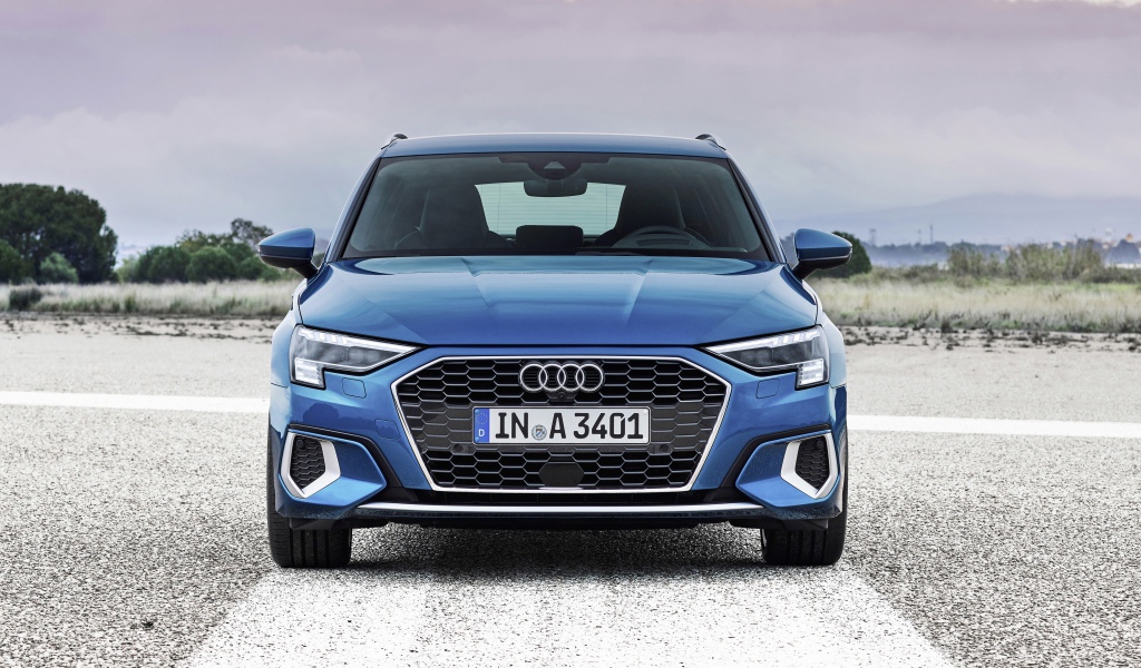 Синий автомобиль Audi A3 Sportback 35 TFSI 2020 года 