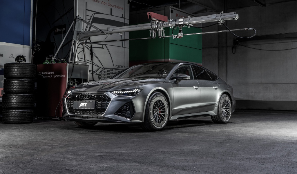 Серый автомобиль  Audi RS 7 Sportback 2020 года в гараже