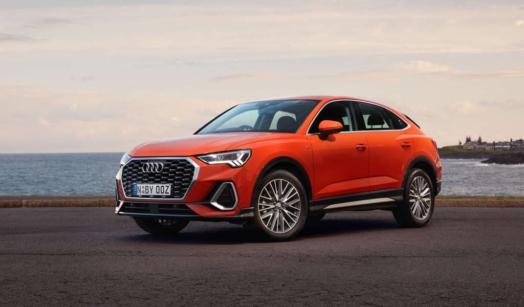 Красный автомобиль Audi Q3 Sportback 35 TFSI S Line 2020 года у воды