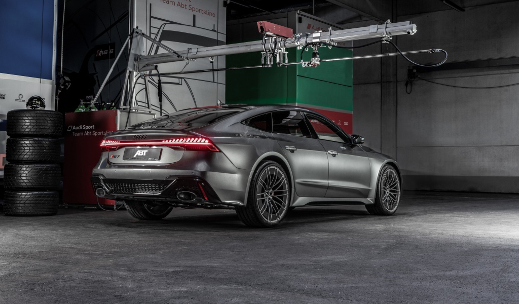 Серебристый автомобиль  Audi RS 7 Sportback 2020 года вид сзади