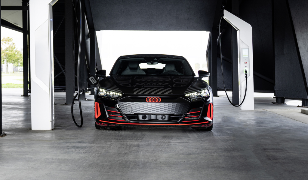 Автомобиль Audi RS E-Tron GT, 2021 года на заправке